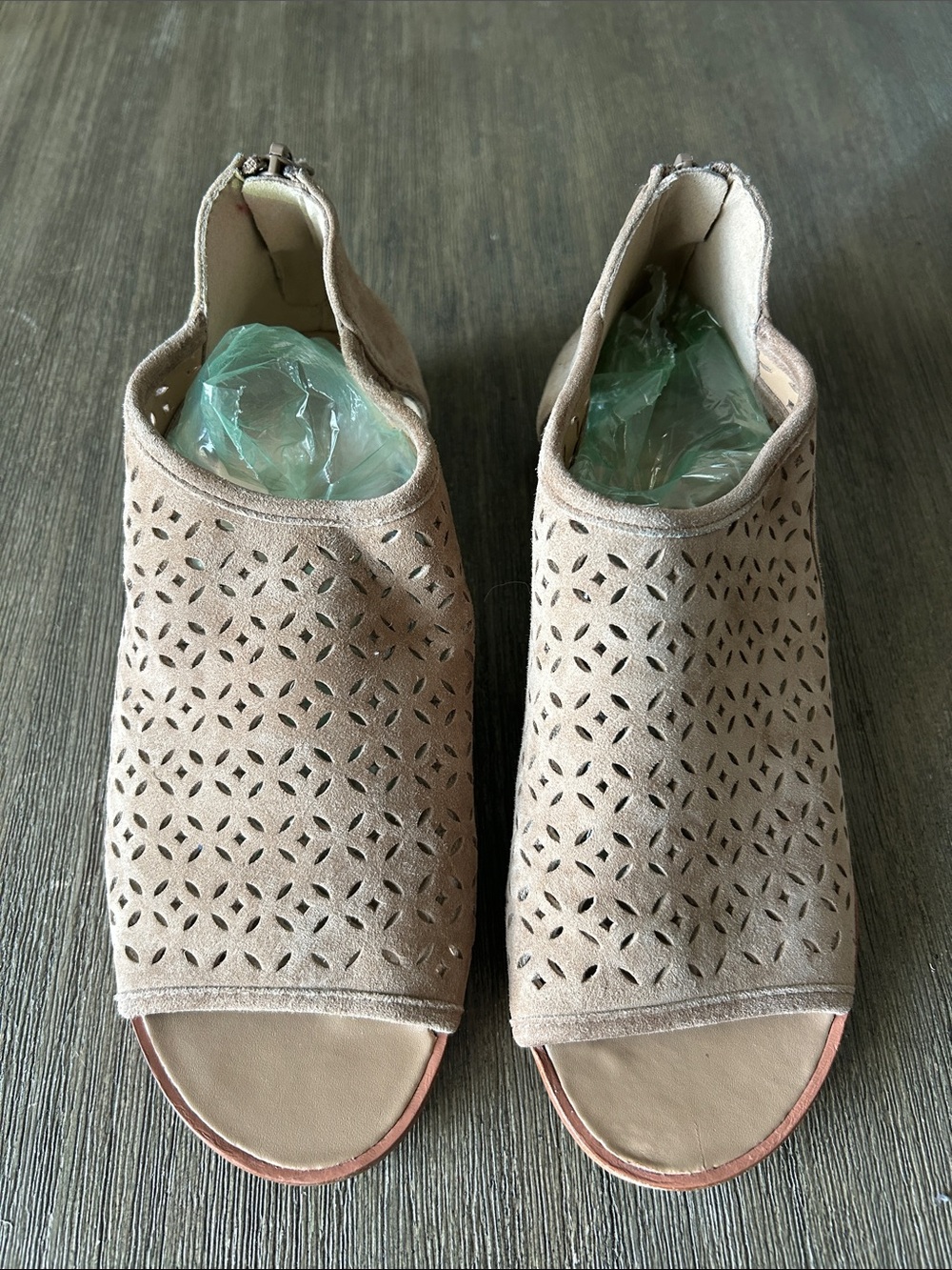Violet & Red Pippa Laser Cut Suede Sandal Taupe Stitch Fix, Like New, Sz7M.